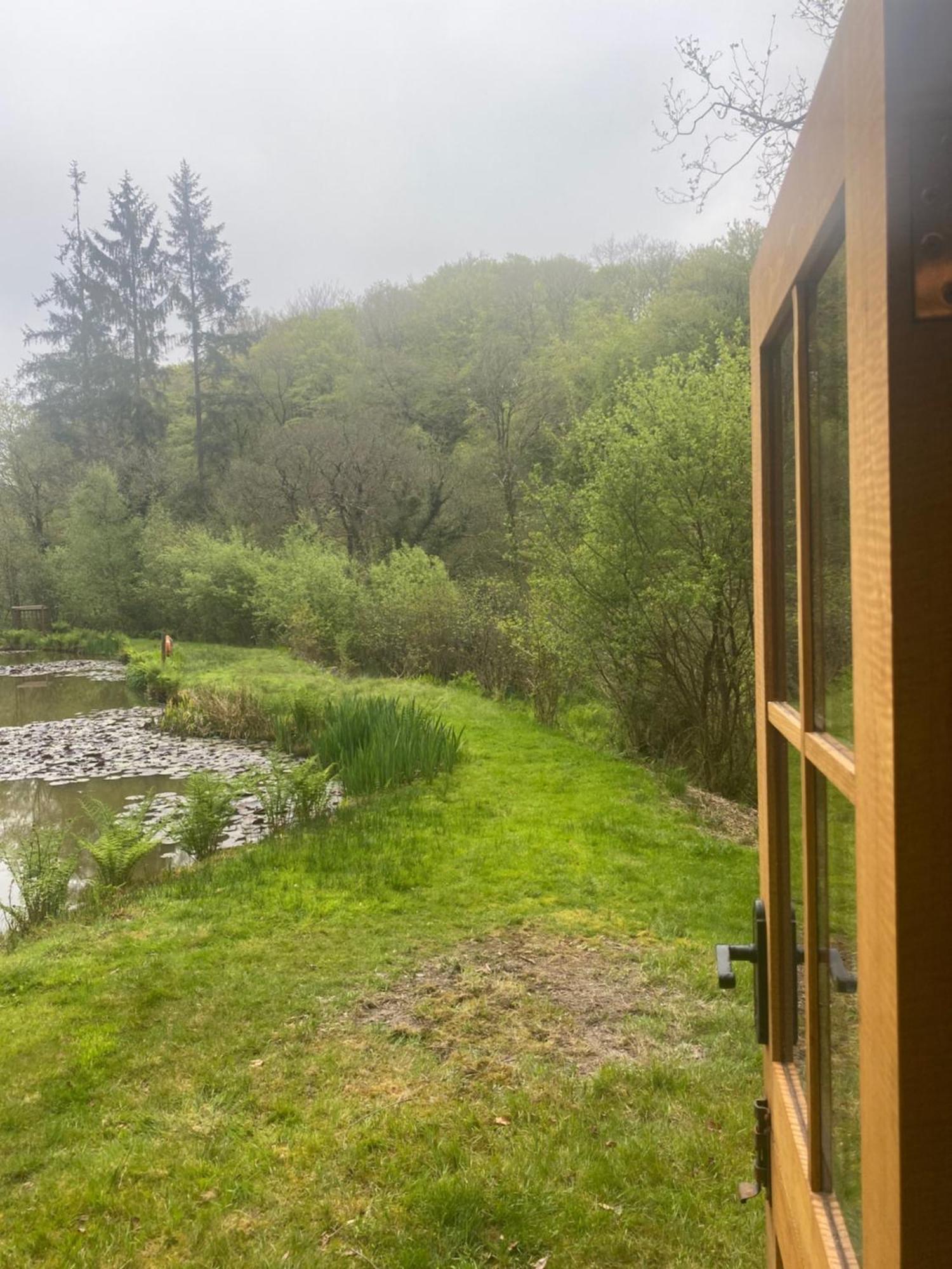 The Goose Nest Luxury Lakeside Shepherd Hut In Cardinham Woods, Cornwall Exterior photo