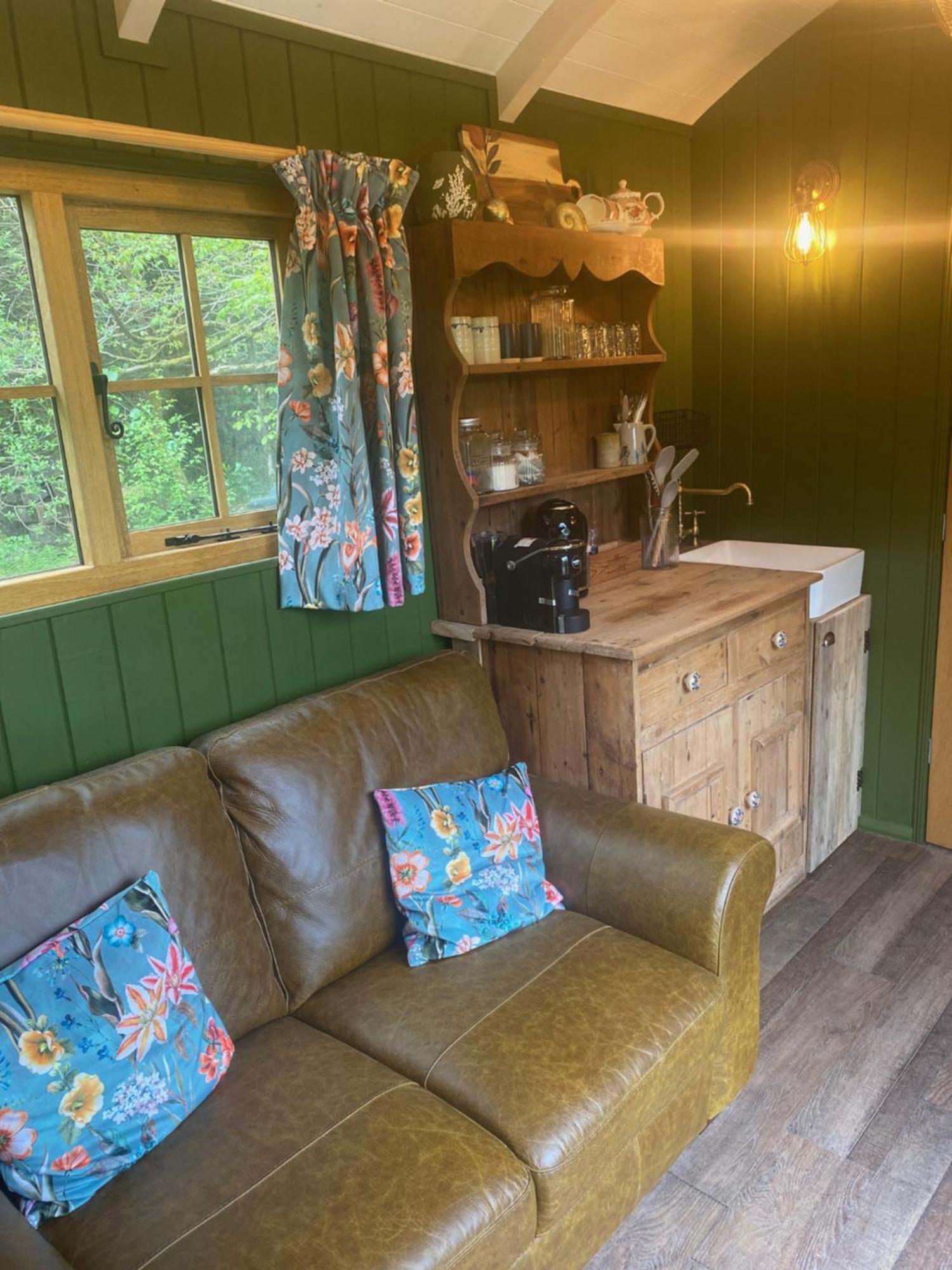 The Goose Nest Luxury Lakeside Shepherd Hut In Cardinham Woods, Cornwall Exterior photo